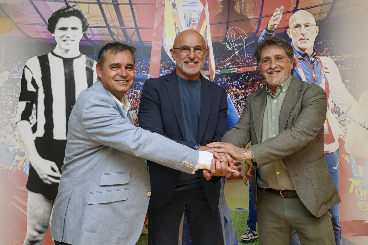 El seleccionador español, Luis de la Fuente, junto al presidente de la Federación Riojana de Fútbol, Gustavo Sáenz (d), el exfutbolista, y miembro de la directiva, Raúl Ruiz (d) durante el acto en el que ha recibido un homenaje en Logroño de la Federación Riojana de Fútbol, que le ha dado su nombre a una sala de su sede, donde ha colocado un vinilo decorativo con varias imágenes del seleccionador.EFE/ Raquel Manzanares