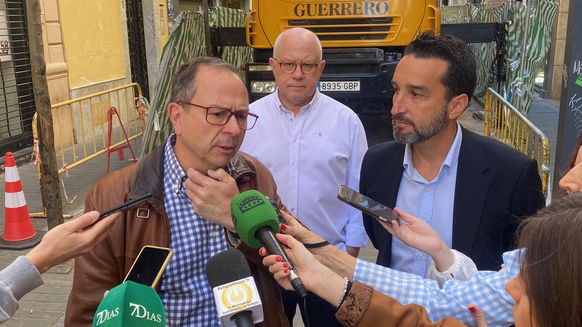 El propietario de locales Manuel Mendoza, el presidente de la asociación de comerciantes de la calle Menacho Félix Retamar y Ricardo Cabezas