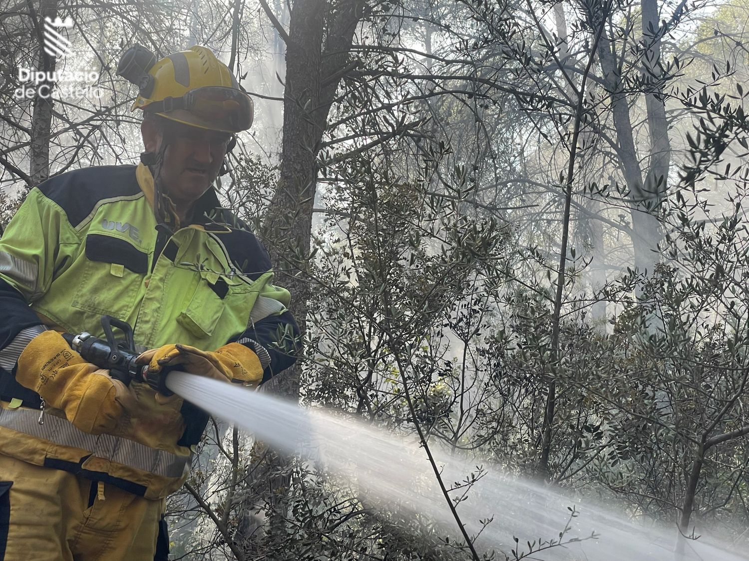Lucha contra el incendio en el pantano de Sitjar, en Onda