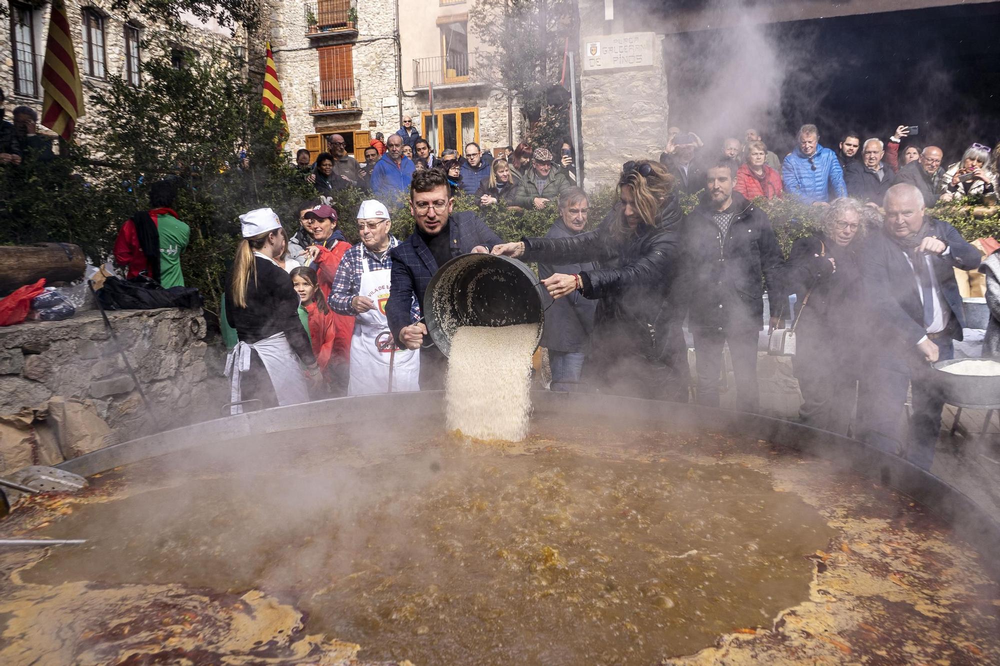 Bagà cuina el seu popular arròs per 2.500 persones