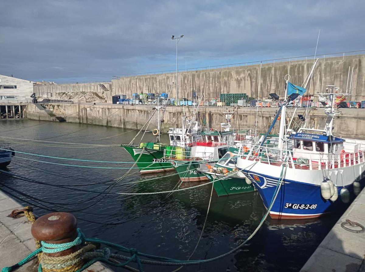 Barcos amarrados en el puerto de Llanes