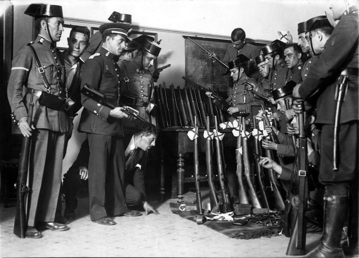 Captura de un alijo de armas a los revolucionarios en Oviedo. En Asturias, las protestas sociales de octubre de 1934 consiguieron confiscar edificios, ocupar fábricas, saquear tiendas y establecer el racionamiento de alimentos y materias primas.