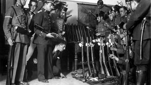 Captura de un alijo de armas a los revolucionarios en Oviedo. En Asturias, las protestas sociales de octubre de 1934 consiguieron confiscar edificios, ocupar fábricas, saquear tiendas y establecer el racionamiento de alimentos y materias primas.