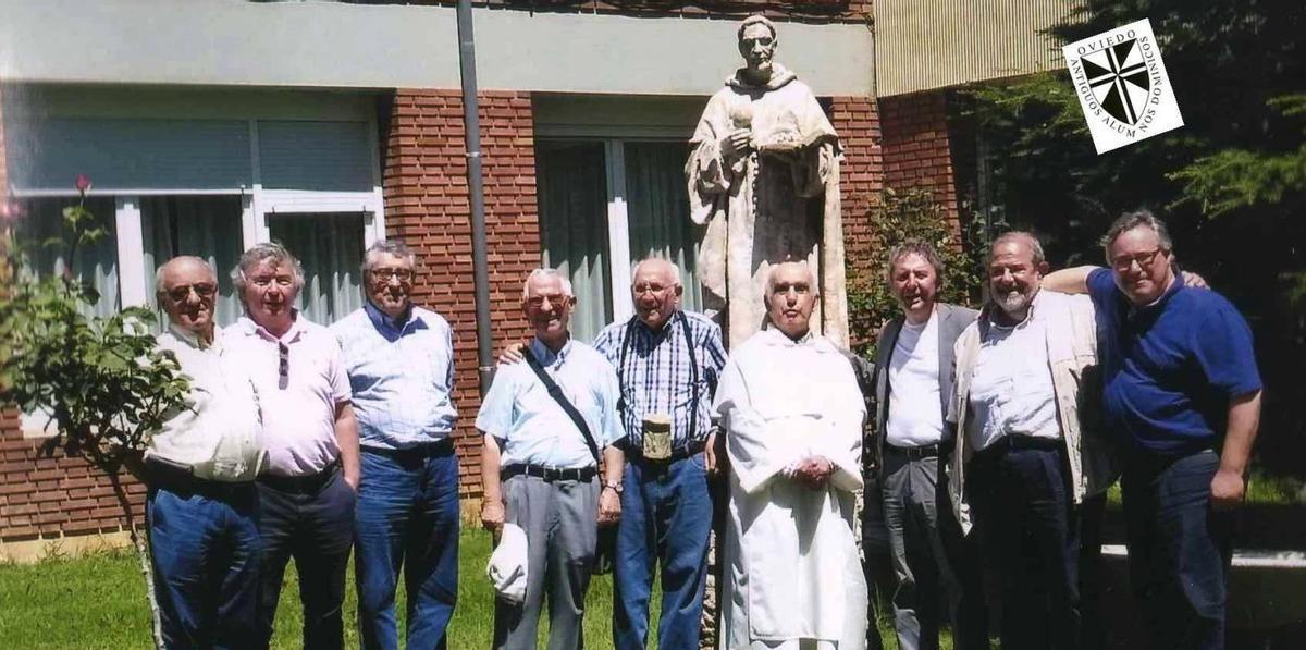 El padre Pedro López (cuarto por la derecha) con exalumnos y compañeros dominicos que le visitaron en la Virgen del Camino, en julio de 2018.