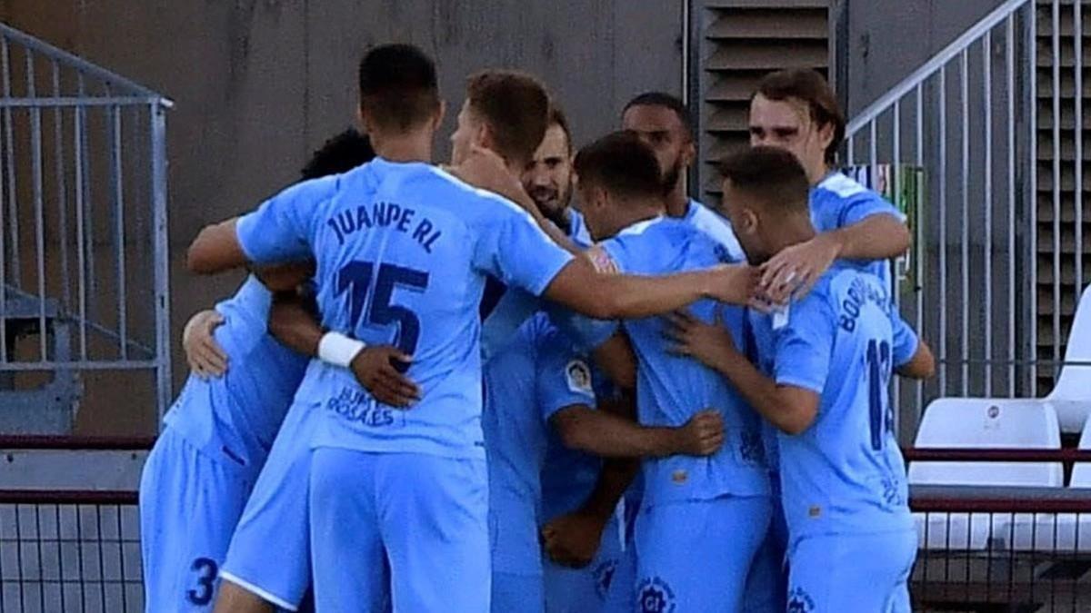 Los jugadores del Girona celebran el primer gol al Almería.