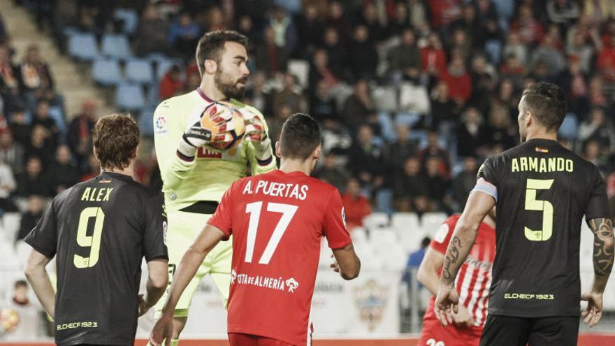 El meta Juan Carlos en el partido Almeria-Elche, en el que recibió dos goles