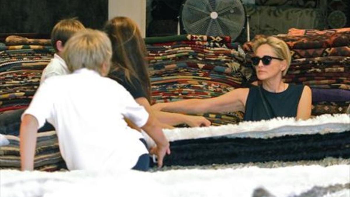 Sharon Stone, de compras con sus hijos_MEDIA_1