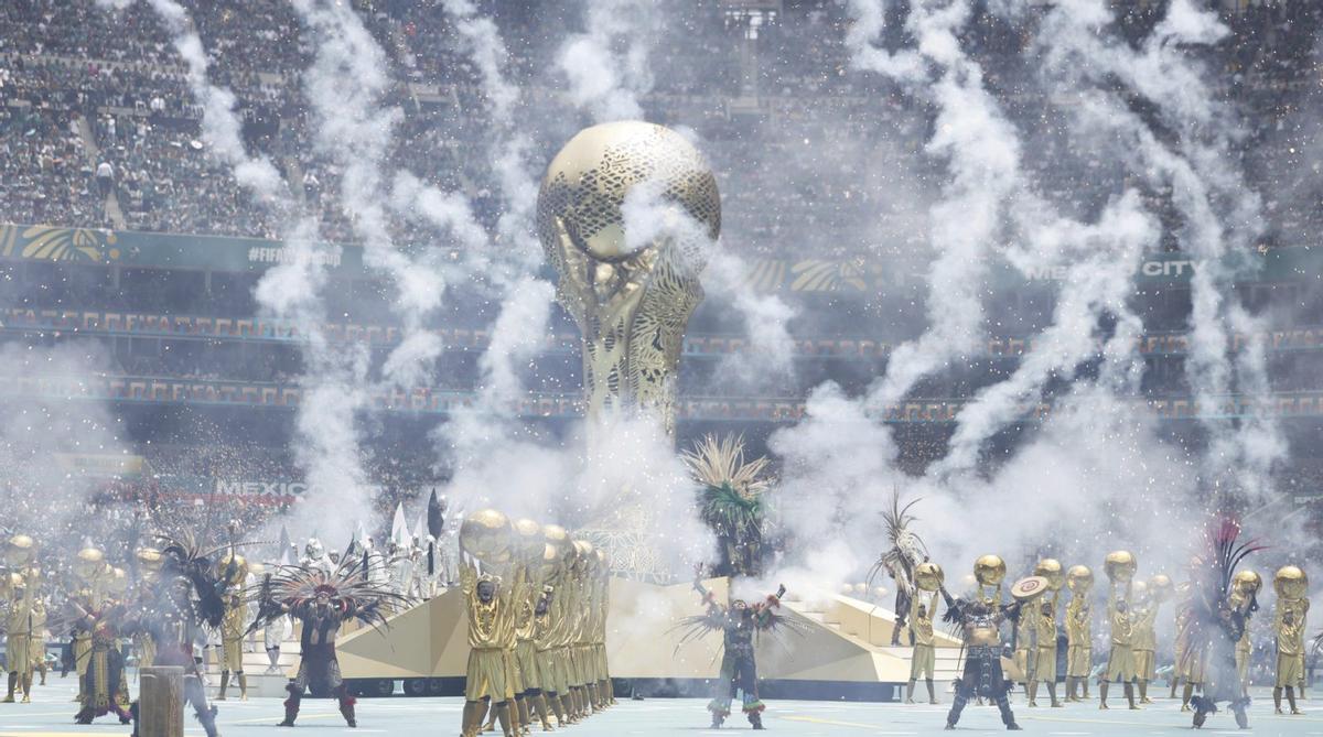 Ballarins asteques durant la primera part de la cerimònia d’inauguració del Mundial 2026, ahir a Ciutat de Mèxic. | RODRIGO OROPEZA / AFP