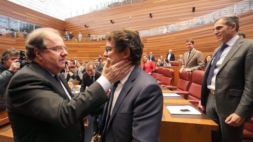 Juan Vicente Herrera saluda a Fernández Mañueco, en el pleno de las Cortes de Castilla y León.