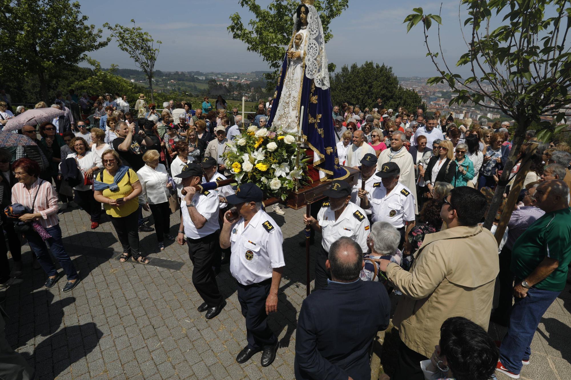 En imágenes: Tradicional rito del beso en la ermita de La Luz de Avilés