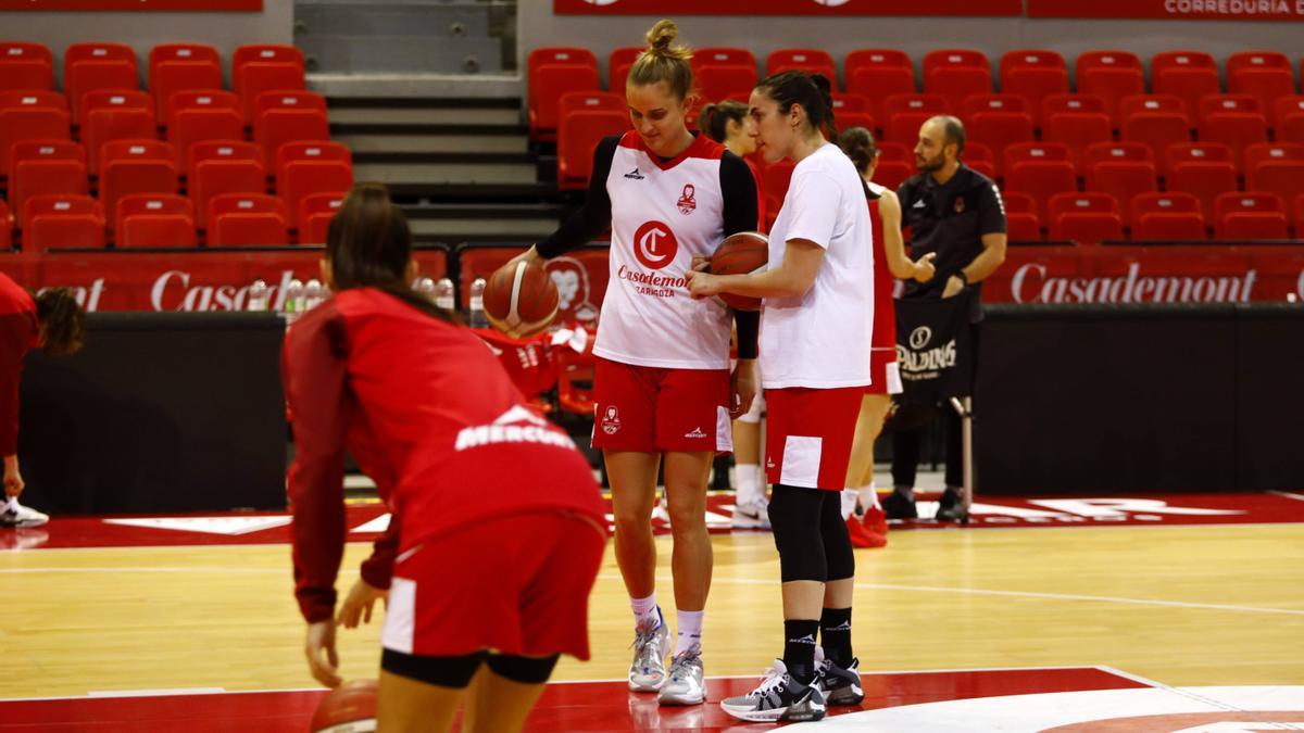 Fiebich y Vega Gimeno, durante un entrenamiento del Casademont Zaragoza.