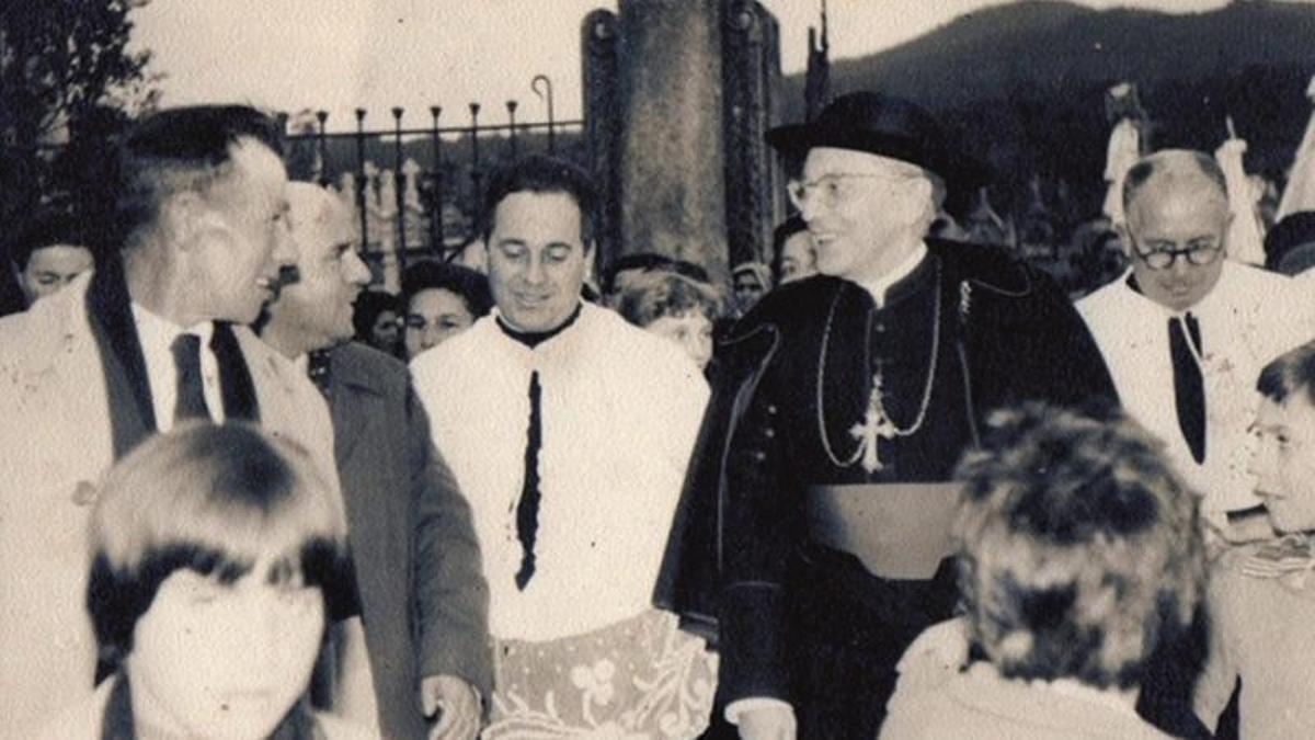 Inauguración de la ampliación del cementerio y visita del obispo de Tui, José López Ortiz, en 1958