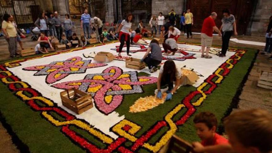 La Confraria de Jesús i els Nens  fa una catifa de flors a la Catedral