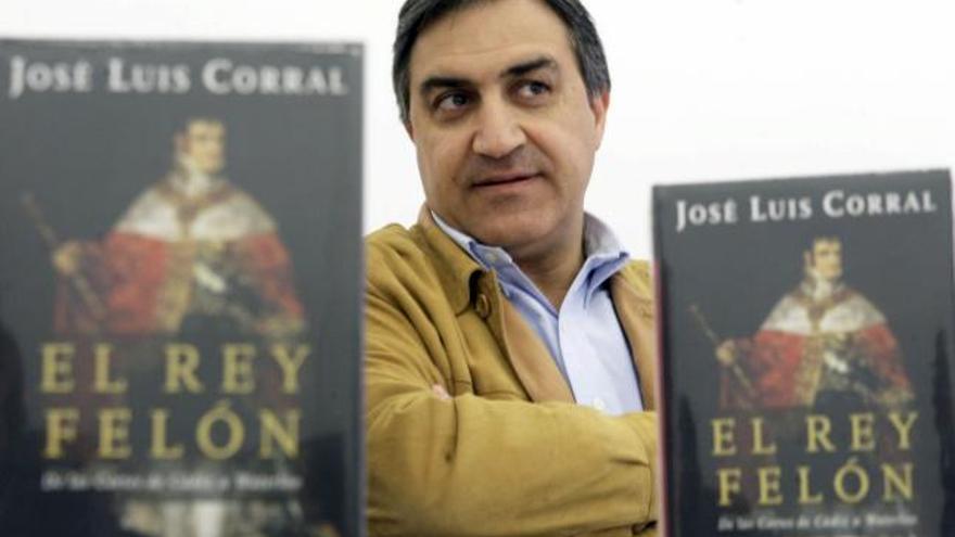 El historiador y escritor José Luis Corral durante la presentación de su último libro &quot;El rey felón&quot;, obra con la que cierra su trilogía sobre la Guerra de la Independencia, en un acto celebrado hoy en Zaragoza.