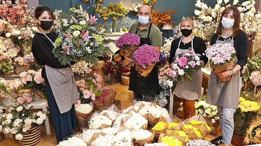Las floristerías resurgen en Difuntos tras un año complicado