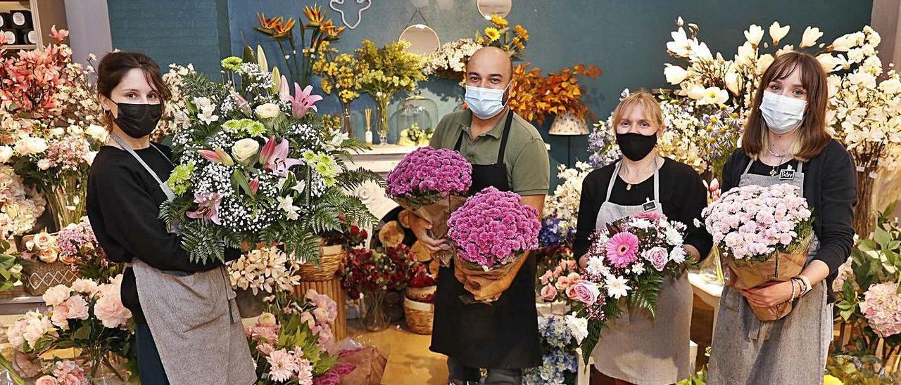 Gerente y trabajadoras de la floristería Alea, con algunos de los encargos para Difuntos.