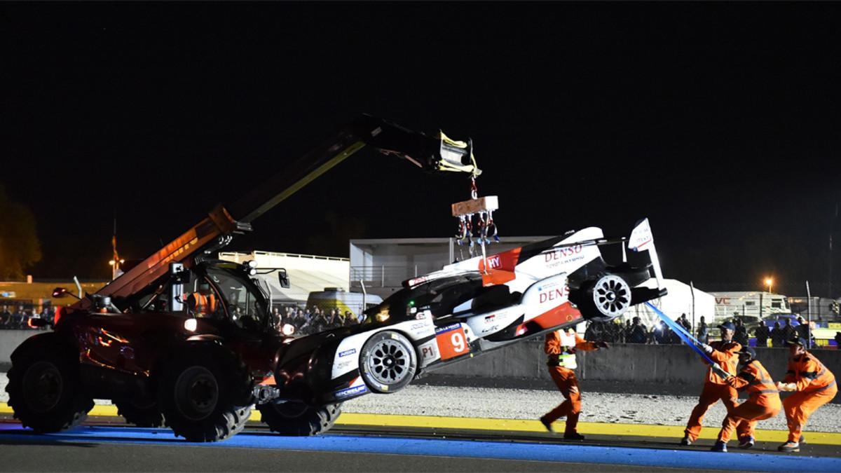 El Toyota nº9 es retirado de psita; poco antes ya se había tenido que retirar el nº7 que lideraba las 24 horas de Le Mans