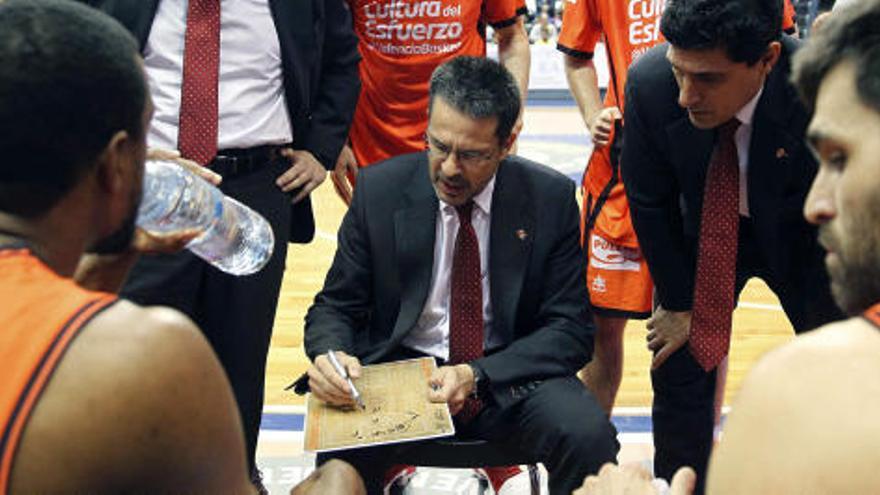 Pedro Martínez da instrucciones a sus hombres en Tenerife.