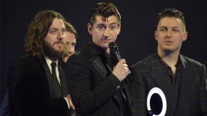 Triunfo de Arctic Monkeys y David Bowie en los premios de la música británica