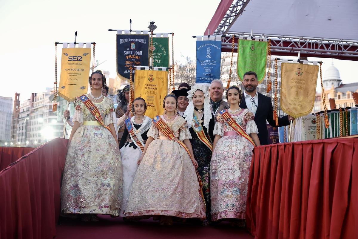Los infantiles reciben los premios... que casi se pierden