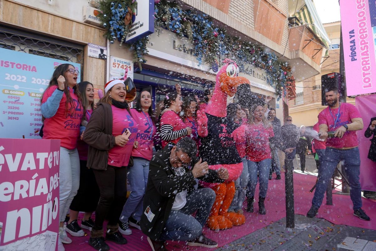 El Perolo celebra vender el segundo premio de la Lotería de Navidad