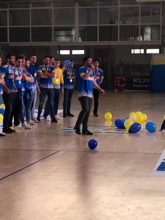 El Sarrià celebra l'històric ascens a la segona divisió espanyola d'handbol