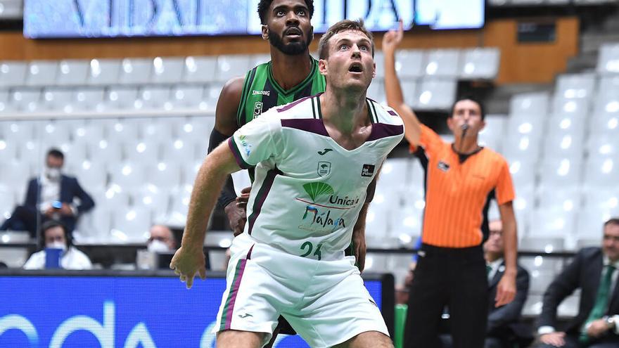 El estreno en Liga Endesa evidenció el punto débil del Unicaja: el rebote y el juego interior.