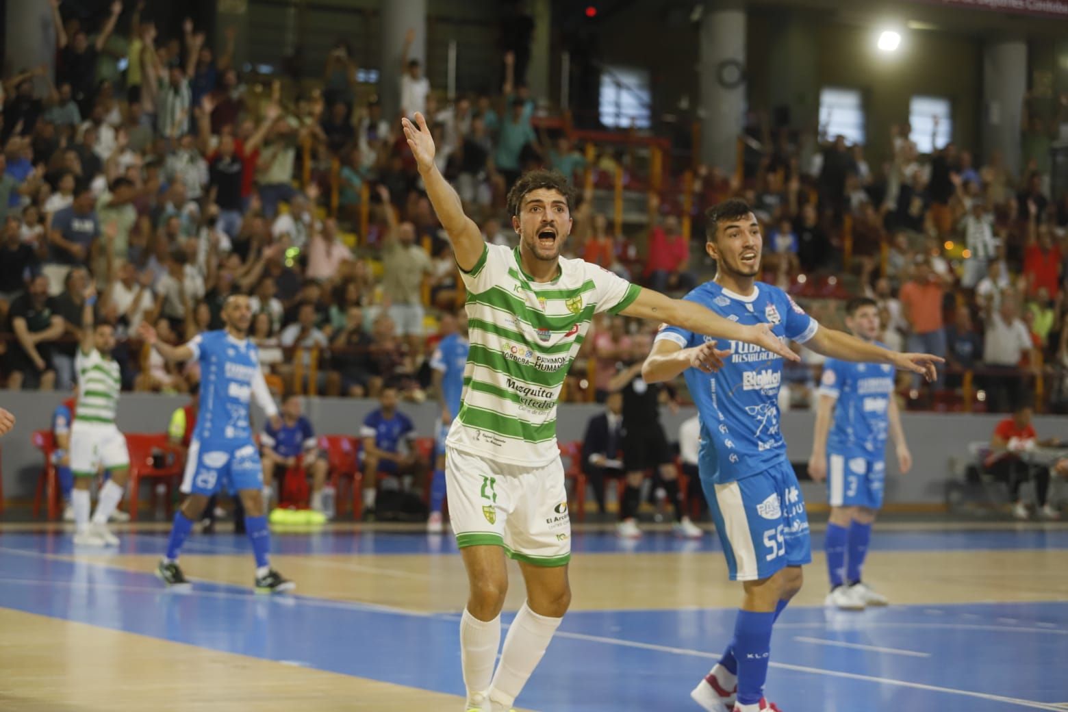 Zequi protesta una acción durante el Córdoba Futsal-Noia en Vista Alegre.