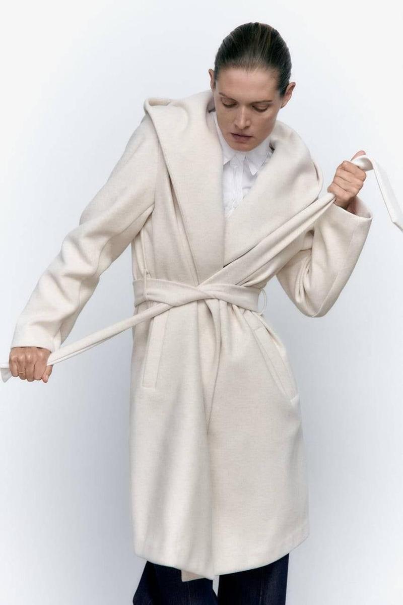 Abrigo con capucha y manga larga de Zara