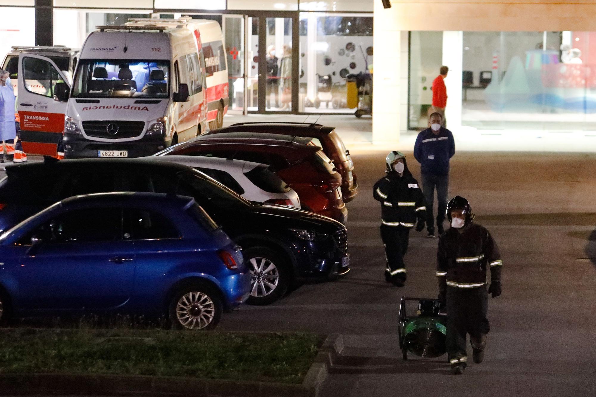 Un incendio obliga a desalojar a pacientes mayores con covid del centro de Barros