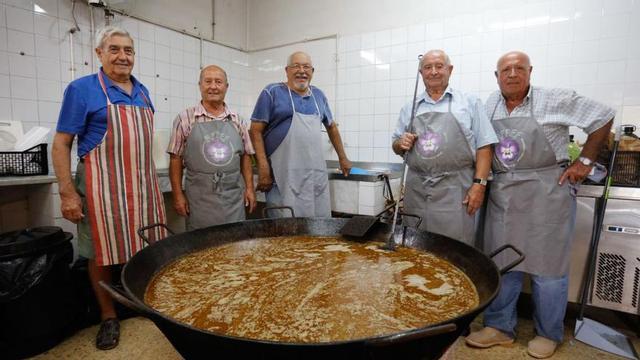 Los cocineros y sus ayudantes, preparando ayer el arroz de matanzas para 200 personas. | VICENT MARÍ