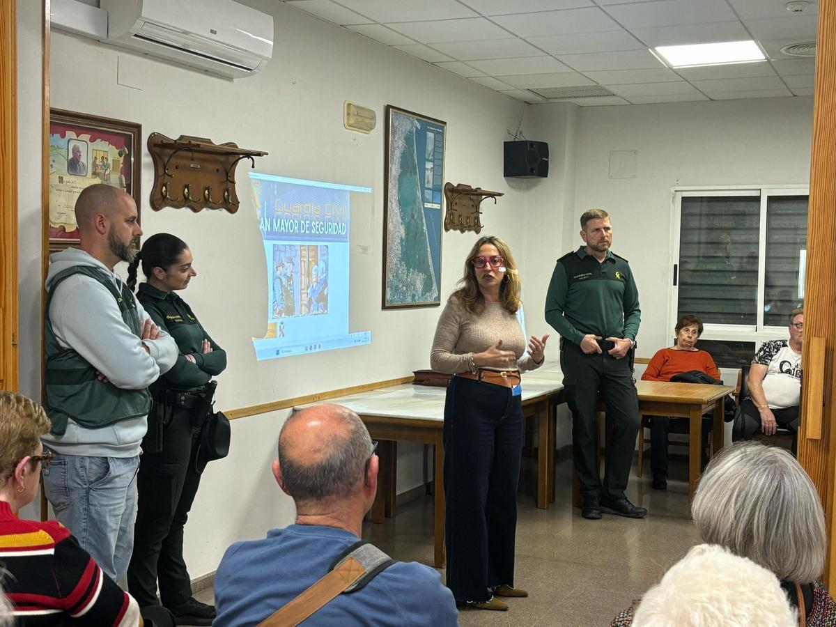 La concejal Carolina Torres con los agentes de la Guardia Civil que impartieron la charla.