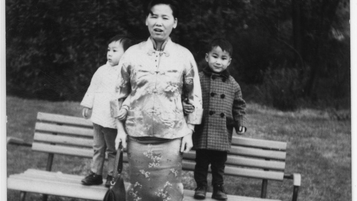 Luis y José María Kao, con su madre en un parque de Barcelona.