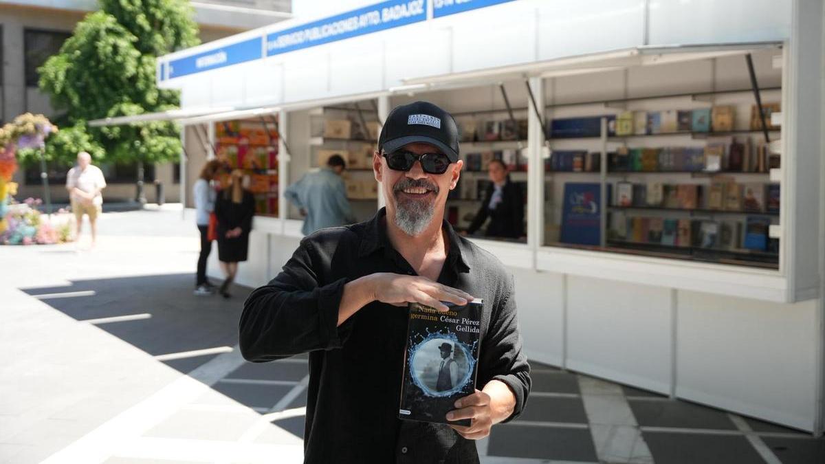 César Pérez Gellida posa con su novela 'Nada bueno germina' en la 45ª Feria del Libro de Badajoz.