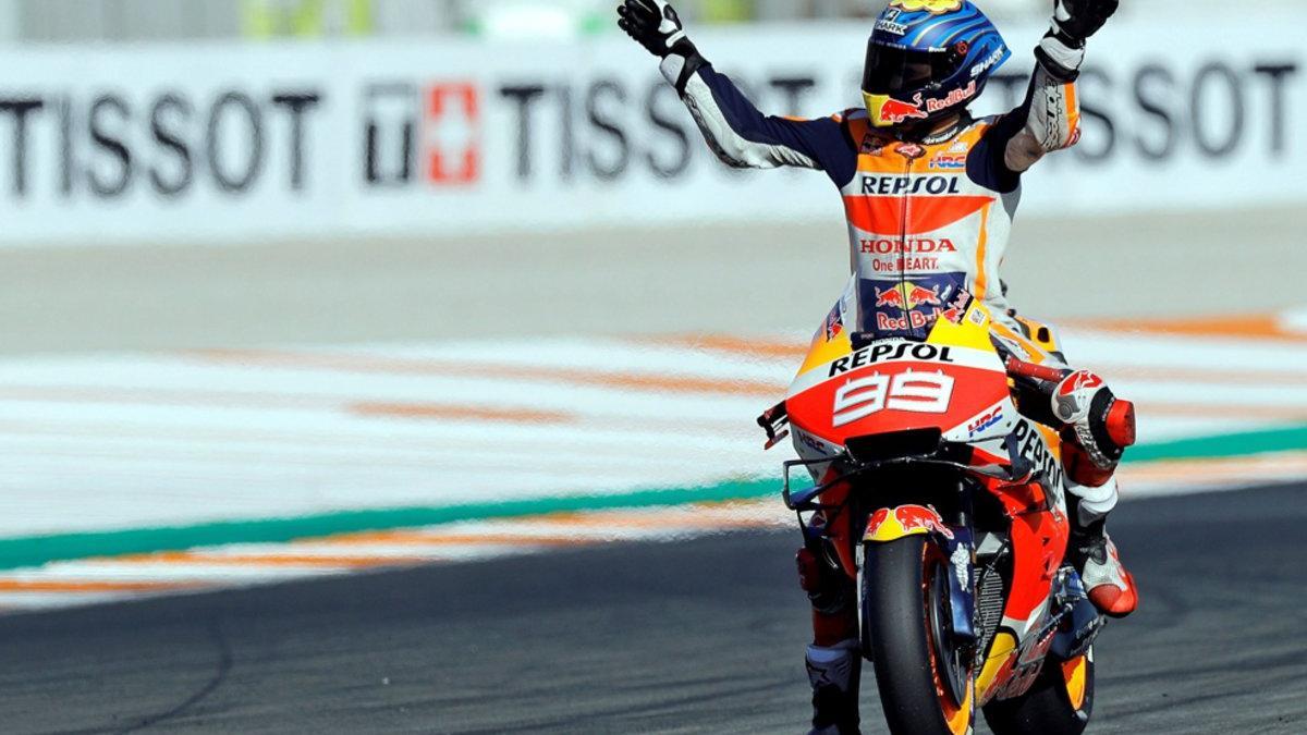 Lorenzo saludando al público del Circuit Ricardo Tormo