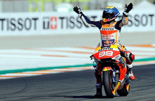 Lorenzo saludando al público del Circuit Ricardo Tormo