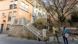 Cuatro meses con una escalera apuntalada junto a varias viviendas en el Casco Antiguo de Alicante