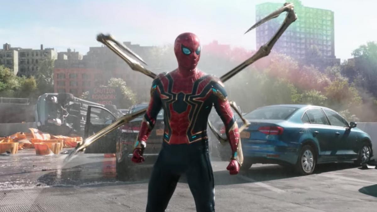 Spiderman protagonista de la cartelera del cine a la plaza de Torrent.