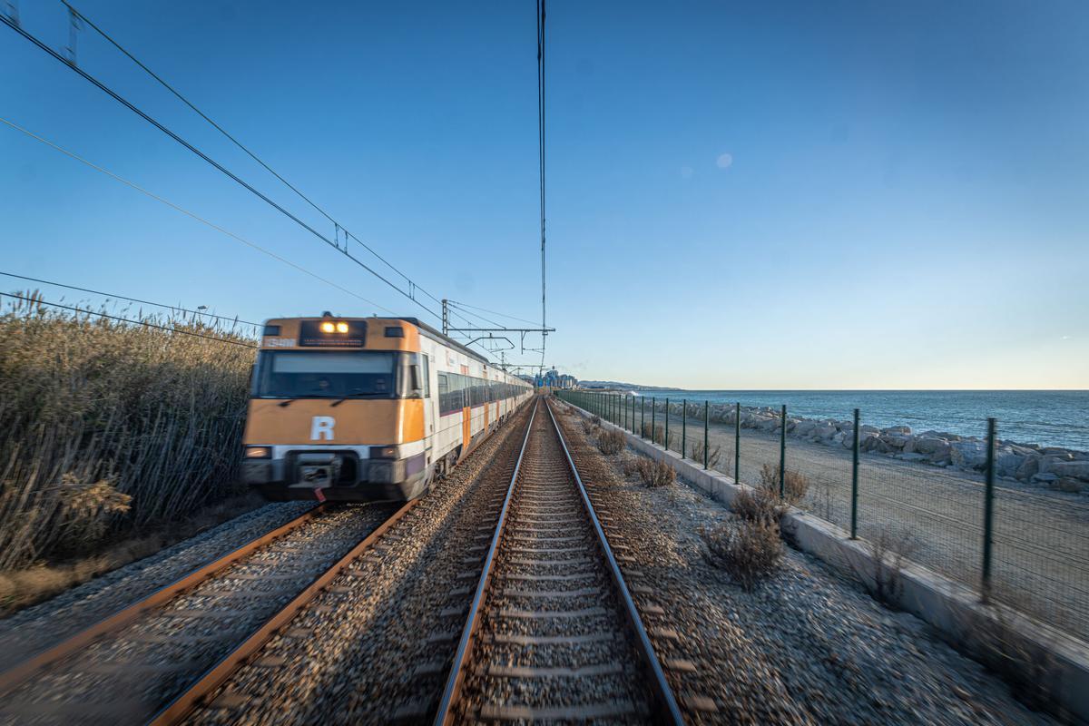 La línea R1 de Rodalies a su paso por el Maresme.