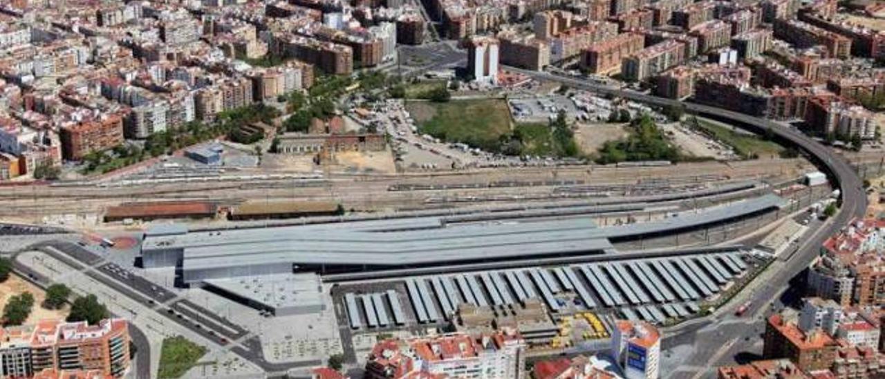 Panorámica del Parque Central con la playa de vías y la estación provisional del AVE.