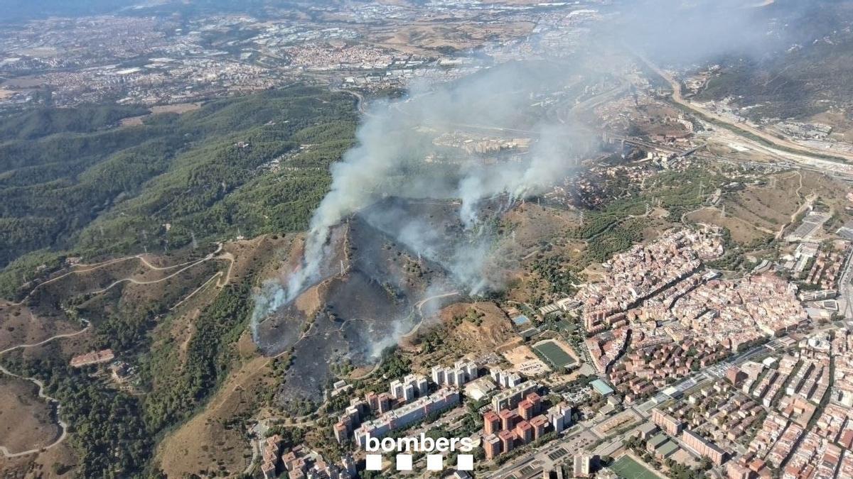 El incendio de Collserola en Nou Barris, en una imagen aérea.