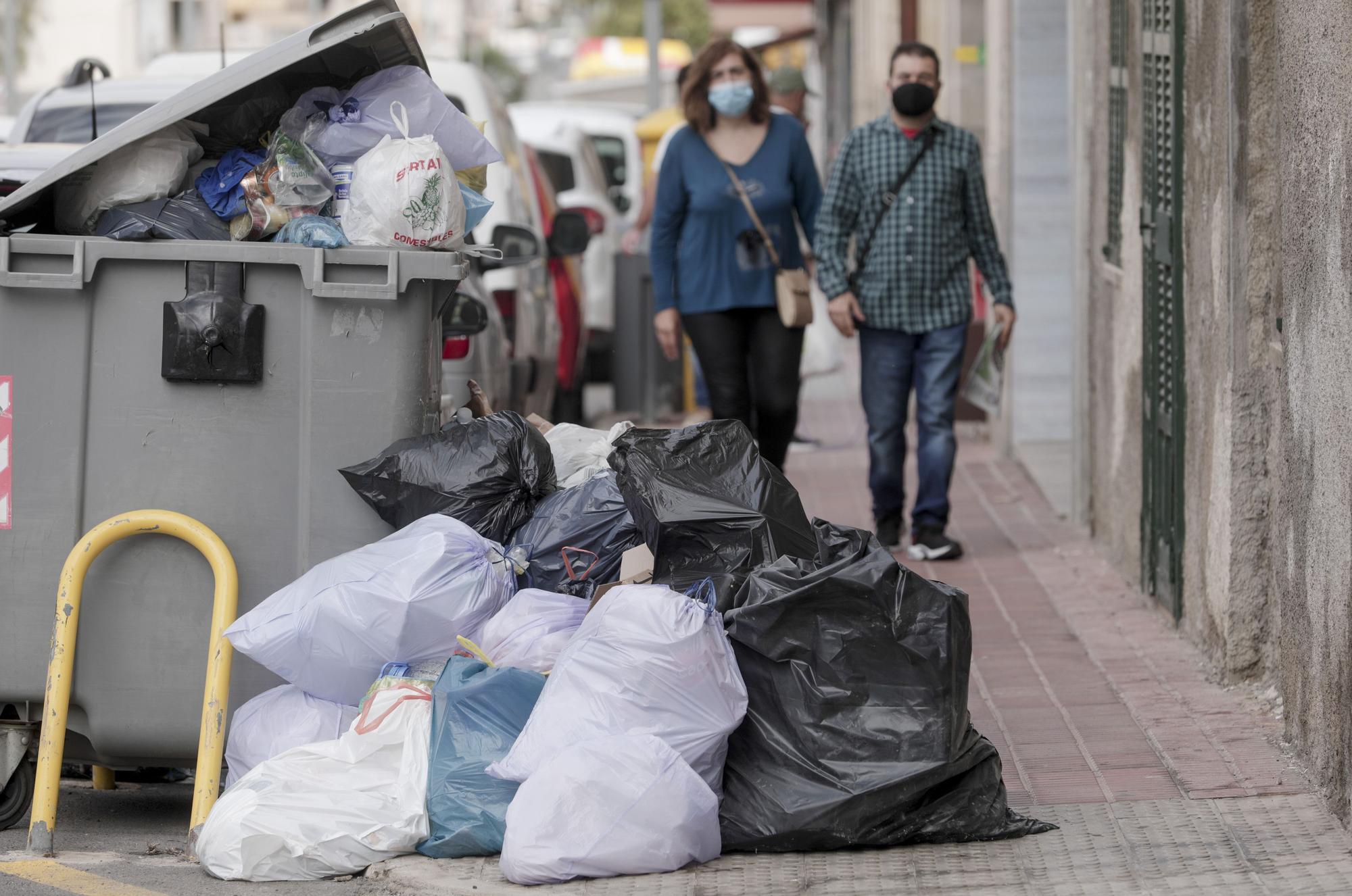 La basura se acumula en el tercer día de huelga del sector en Mallorca