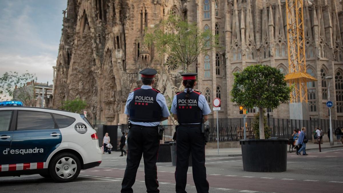 Dos Mossos d'Esquadra patrullan cerca de la Sagrada Família.