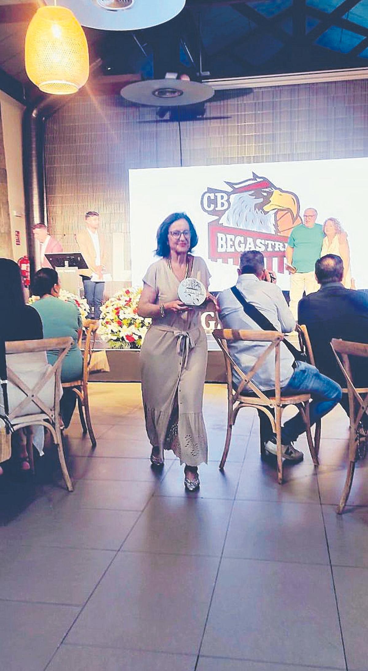 El reconocimiento fue entregado por D. Jesús Abril, presidente del club, a su viuda Merche.