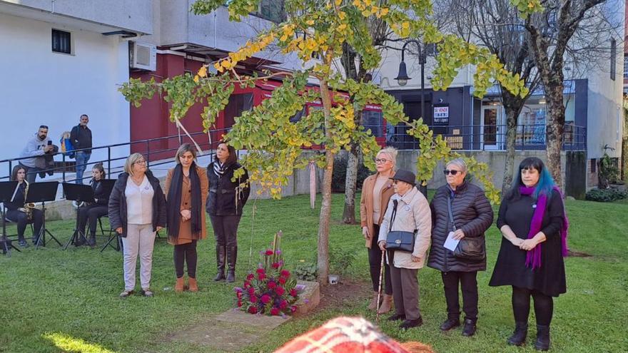 Ofrenda floral y música ante
 el ginkgo biloba de Redondela. | ALBA VILLAR