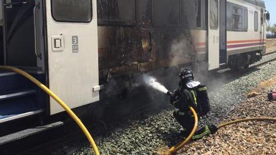 Los bomberos lograron controlar rápidamente el fuego que se saldó sin heridos.