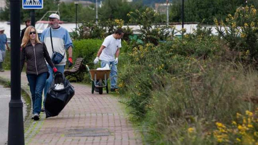 Un grupo de voluntarios, limpiando las inmediaciones de la ensenada.