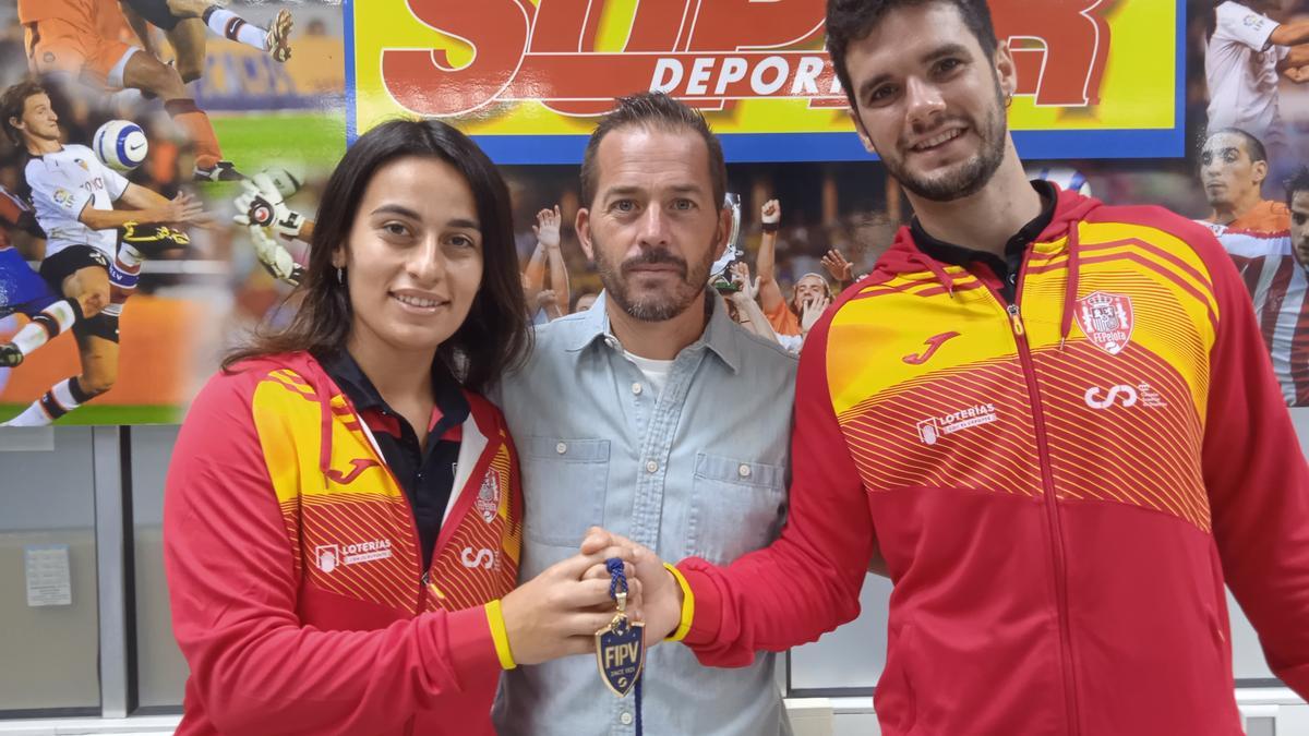 Lidia Simón, Miguel Montalbán y Víctor Molina, posan en la redacción de Superdeporte.