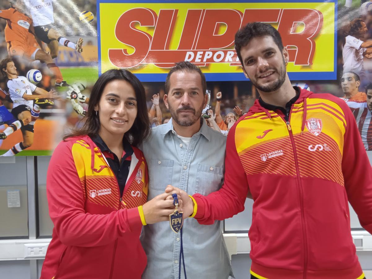 Lidia Simón, Miguel Montalbán y Víctor Molina, posan en la redacción de Superdeporte.