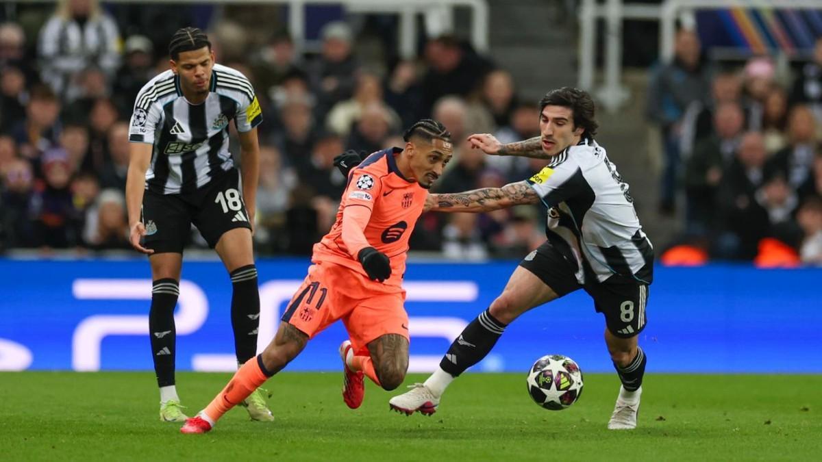 Tonali, con Raphinha en el Newcastle - FC Barcelona